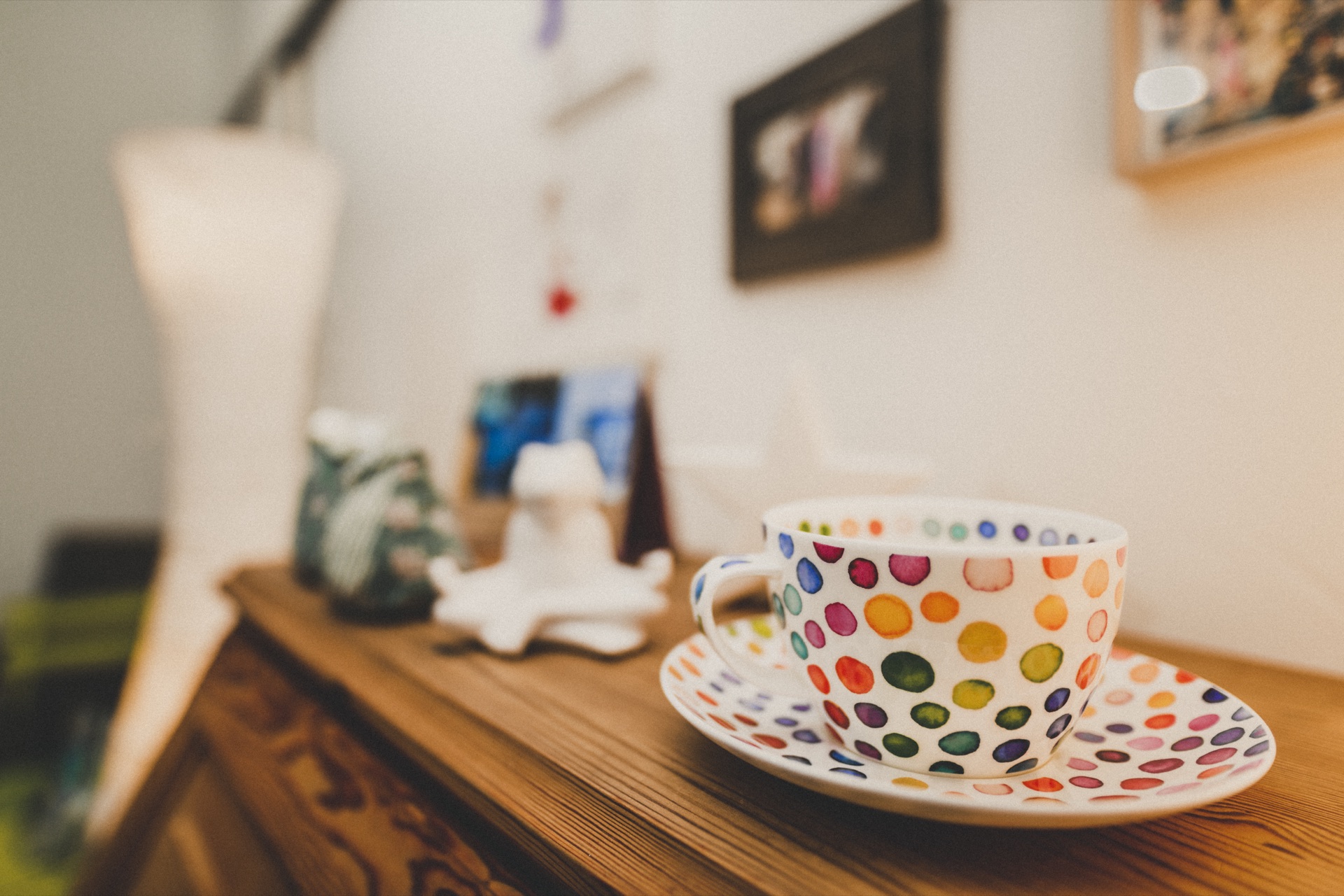 Detailaufnahme einer Teetasse mit Kräutern – Ayurveda im Alltag