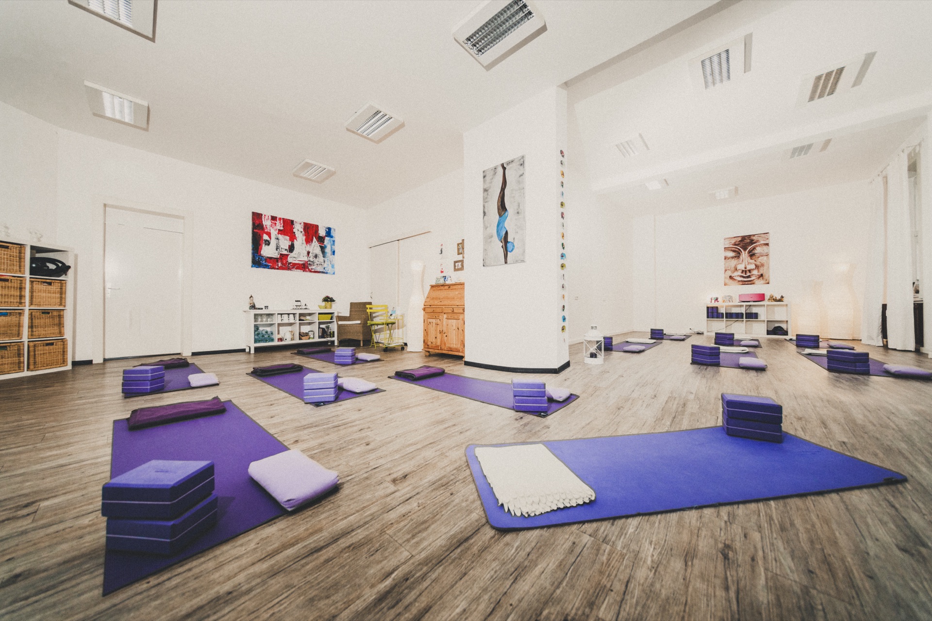 Kursraum – Gesamtansicht mit Yogamatten