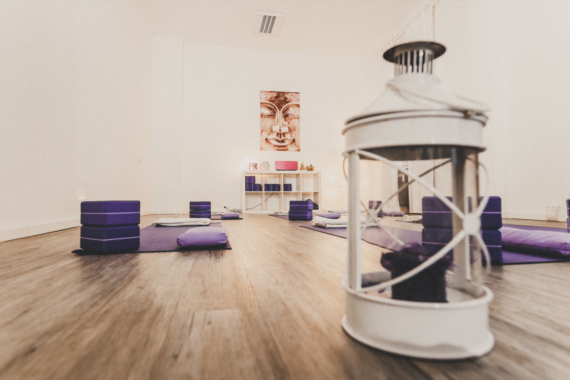 Kursraum mit Yogablöcken und Meditationskissen