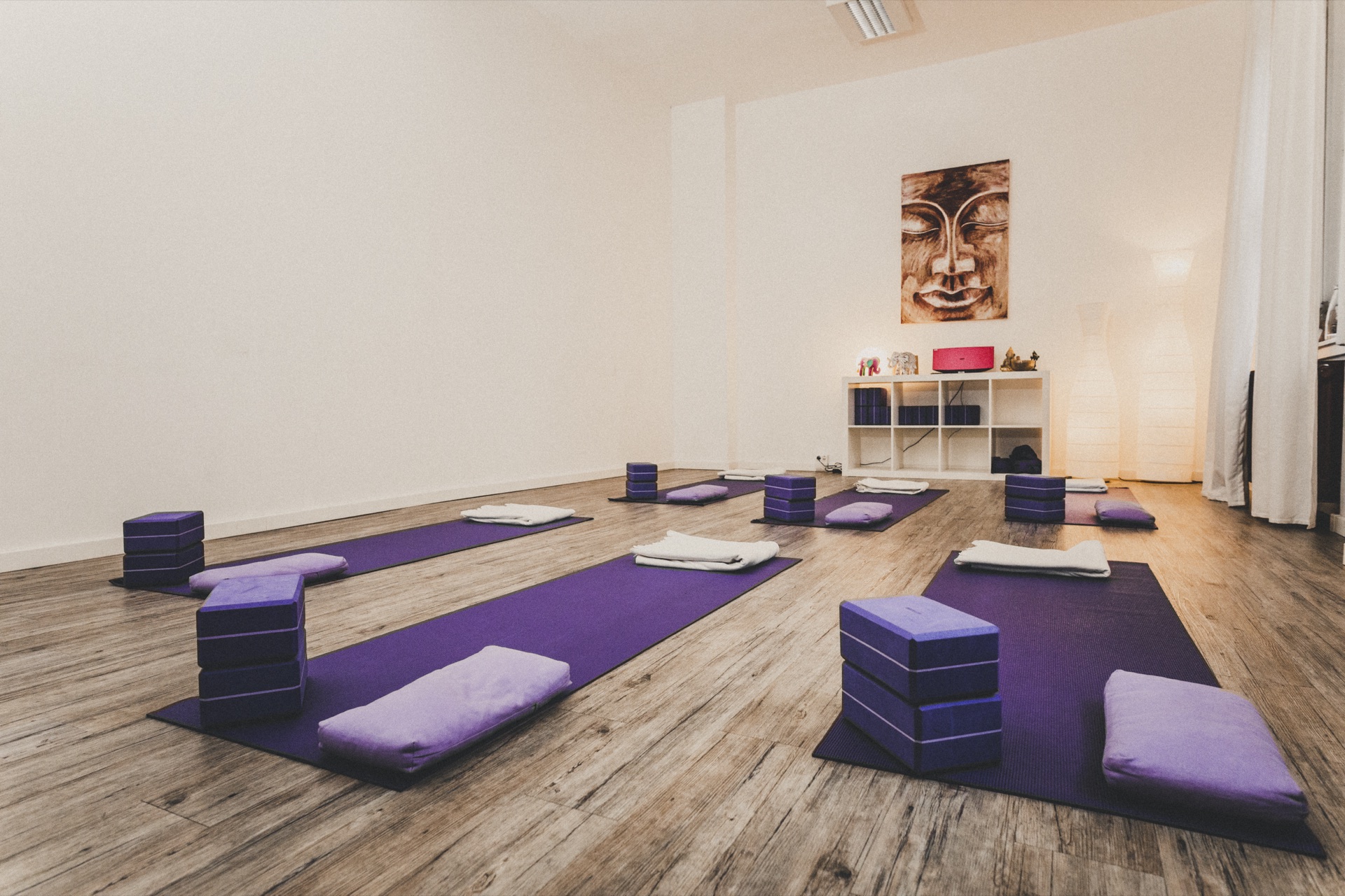 Das Studio – Innenansicht mit Yogamatten und Pilates‑Equipment
