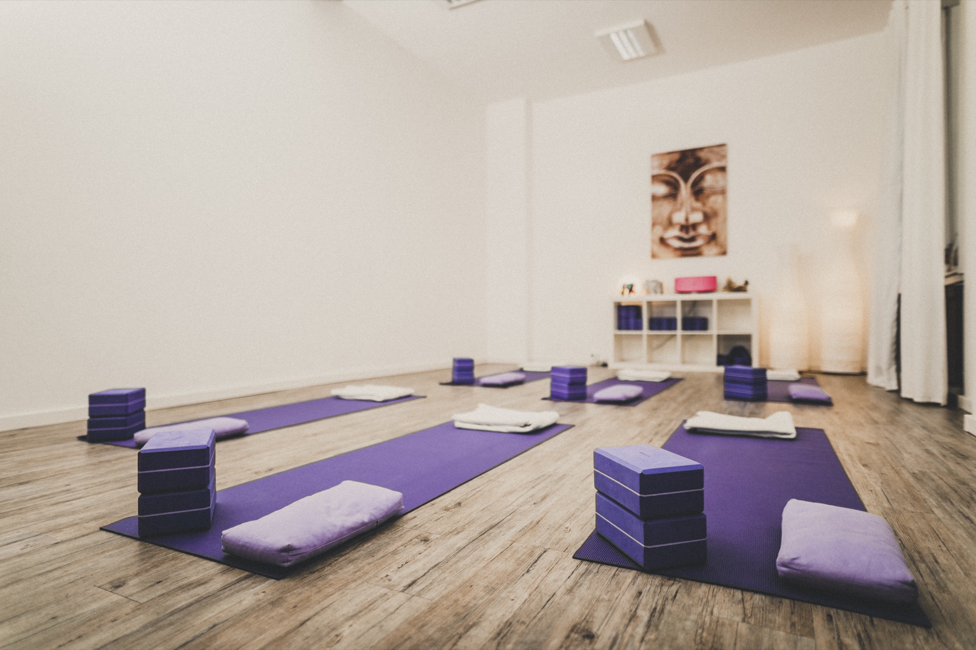 Studio Ausstattung – Yoga-Equipment im Kursraum