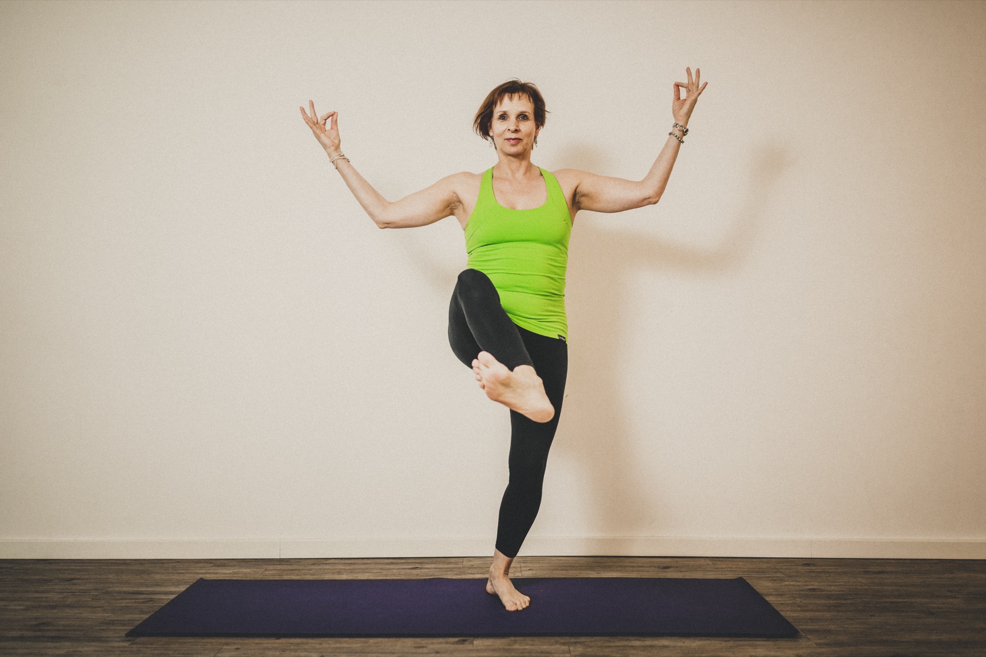 Sabine in einer Yoga-Pose